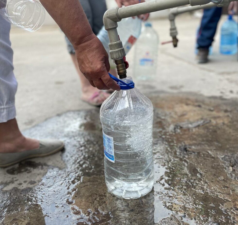 В Мариуполе жители записываются в очередь за питьевой водой — Андрющенко