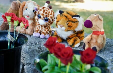 Жители Кременчуга несут цветы и детские игрушки к ТЦ «Амстор»