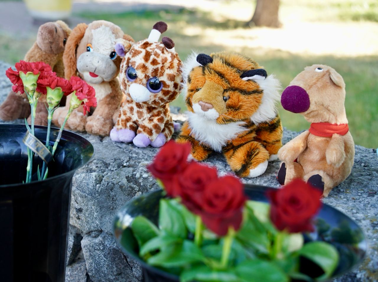 Жители Кременчуга несут цветы и детские игрушки к ТЦ «Амстор»