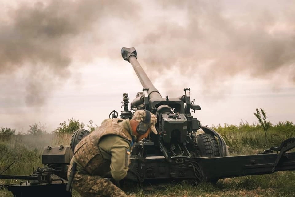 На півдні українські військові знищили гаубицю та БТР окупантів