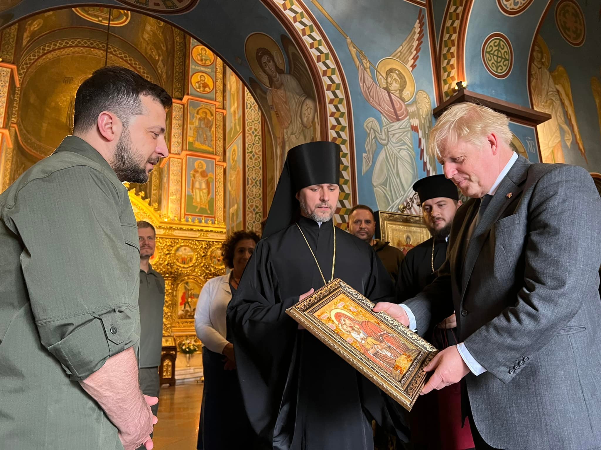 Джонсону подарували ікону Божої Матері, виготовлену з українського бурштину