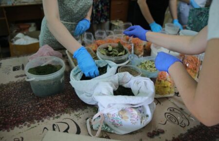 20 тисяч порцій щосуботи: у Кропивницькому готують сухі супи й борщі для військових