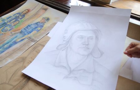 Портрети військових, волонтерок і медиків малюють художники в Кропивницькому