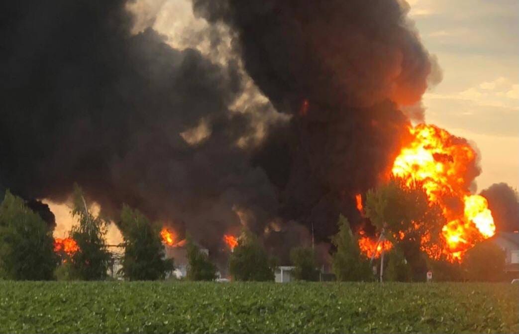 Обстріл нафтобази на Дніпропетровщині: пожежу гасять усю ніч, є загиблі (оновлено)