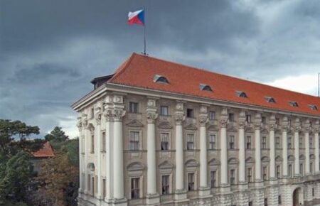 Чехия отправит в Украину дополнительные боеприпасы и средства химзащиты