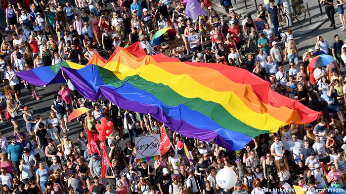 Дві третини українців підтримує повну правову рівність ЛГБТ людей — соцопитування