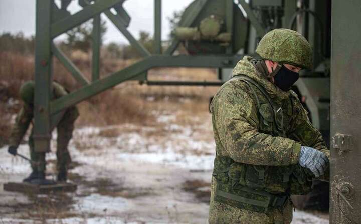 «Є хто? Я зараз стріляти почну» — окупант розповідає як мародерствує в Україні