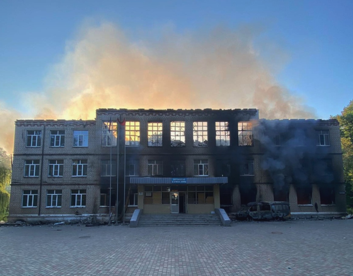 В результате ночных обстрелов Авдеевки сгорел гуманитарный центр