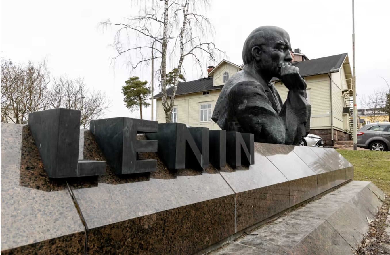 Последний в Финляндии бюст Ленина отправят в музей (фото)