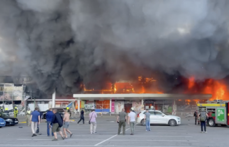 Обстрел Кременчуга: ракеты попали в торговый центр, где находилось более тысячи человек — Зеленский (видео)