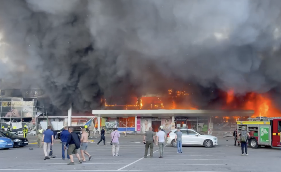 Обстрел Кременчуга: ракеты попали в торговый центр, где находилось более тысячи человек — Зеленский (видео)