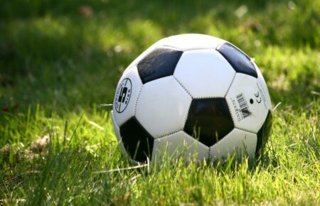 Украина планирует в августе возобновить футбольные чемпионаты — Павелко