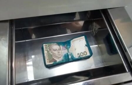 У Мелітополі працівники банку зіпсували банкноти, щоб вони не дістались окупантам