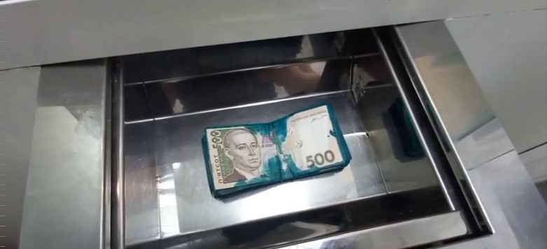 У Мелітополі працівники банку зіпсували банкноти, щоб вони не дістались окупантам