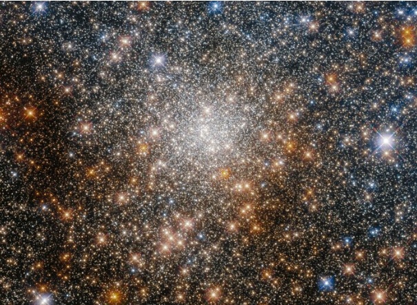 Телескоп Hubble прислал фото шарообразного скопления звезд возле центра Млечного пути