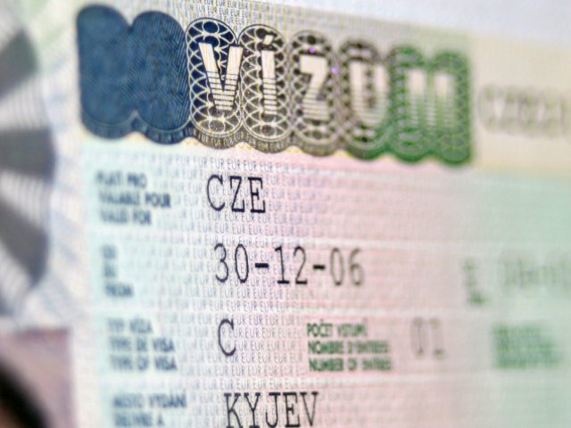Чехия решила не выдавать визы россиянам и белорусам до конца марта 2023 года