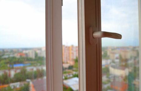 В Одесі 11-річна дівчинка залишила записку і викинулась з вікна