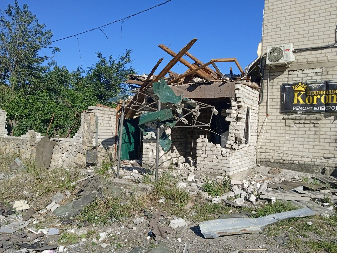 Унаслідок обстрілів Лисичанська зруйновані житлові будинки, храми та адмінбудівлі (фото, відео)