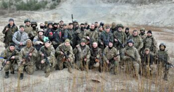 «Добровольцы идут и идут, а нужно оружие»: глава ОУН вспоминает начало наступления россии в Киеве