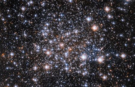 Телескоп Hubble показав загадкове кулясте зоряне скупчення