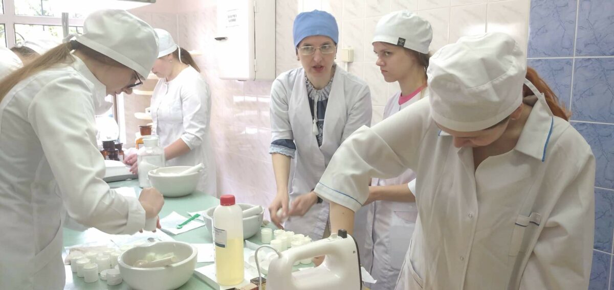 Як в Івано-Франківському медуніверситеті готують ліки для військових