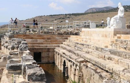 В Турции открыли для туристов древние «ворота в ад» (фото)