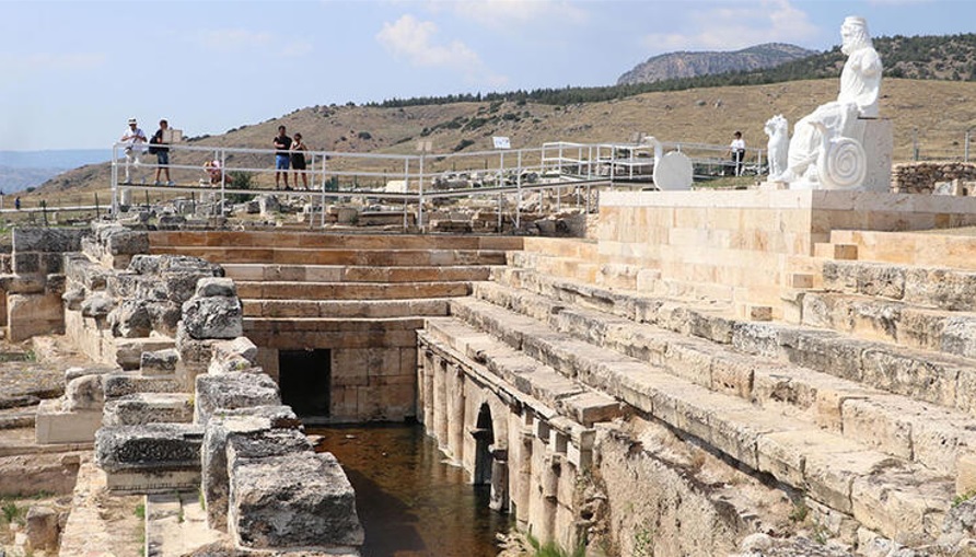 В Турции открыли для туристов древние «ворота в ад» (фото)