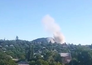 В окупованому Перевальську горить військова база російських окупантів (відео)
