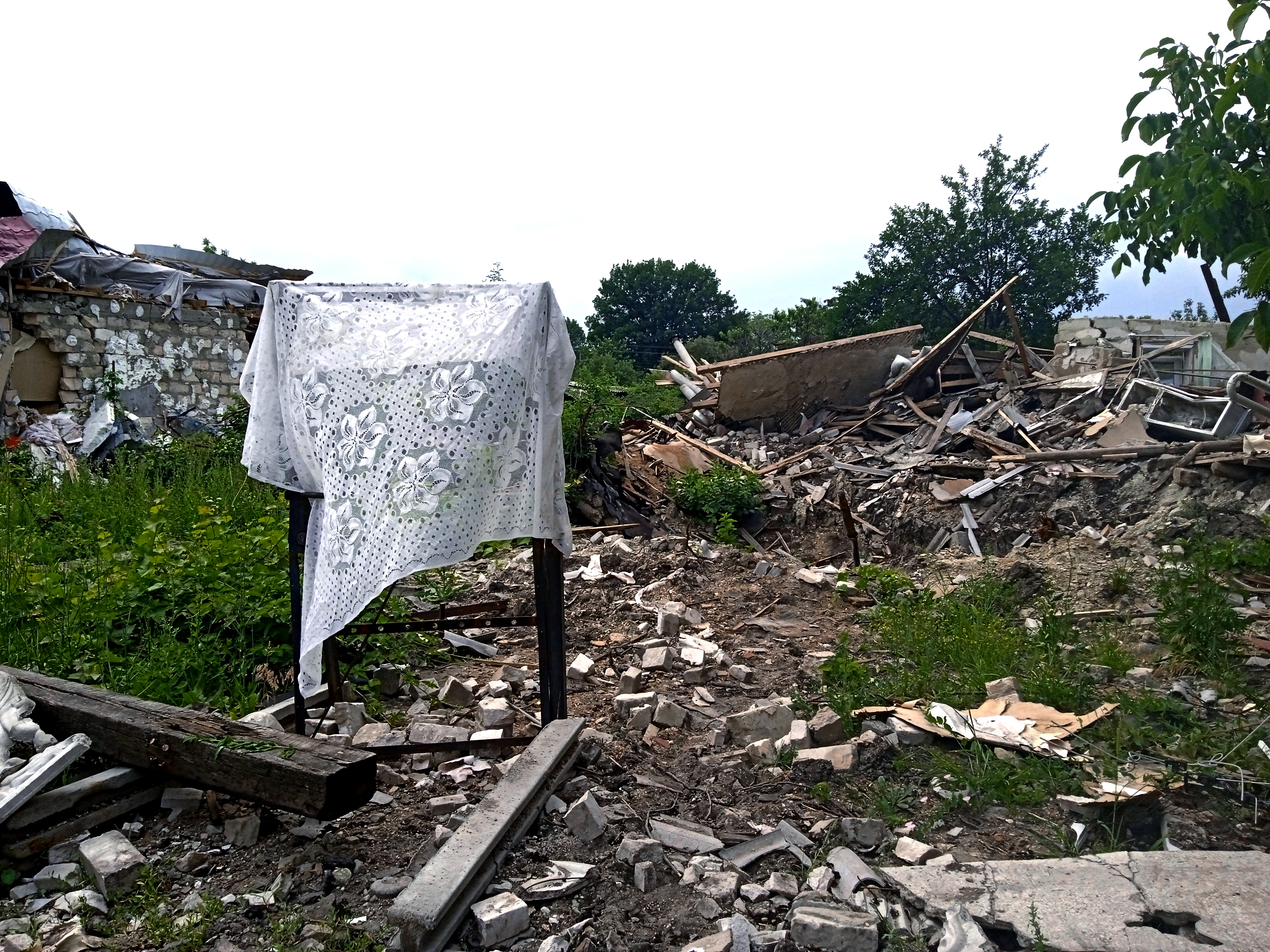 «Мы уже даже тишины боимся»: как живет Лисичанск под постоянными обстрелами (фото)