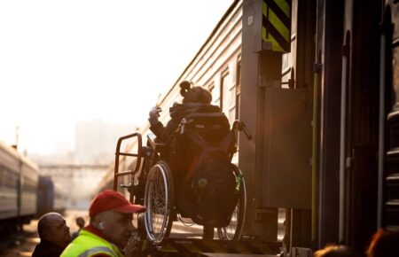 Евакуація людей з інвалідністю з гарячих точок: хто і як допомагає