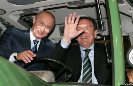 «Москва — прекрасный город»: экс-канцлер ФРГ Герхард Шредер «отдыхает» в РФ