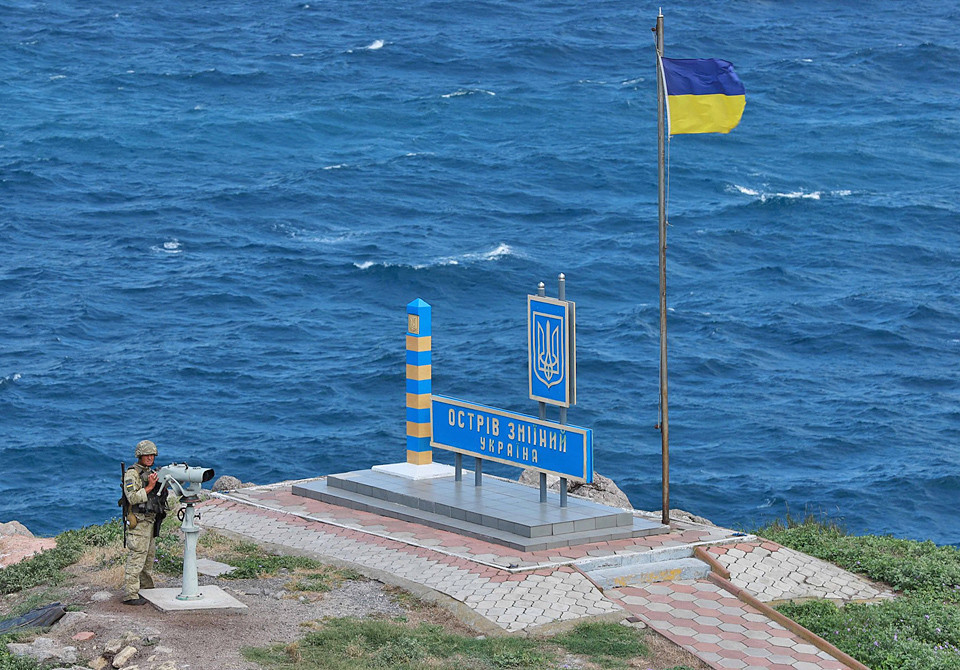 На острове Змеиный установили флаг Украины — ОК «Юг»