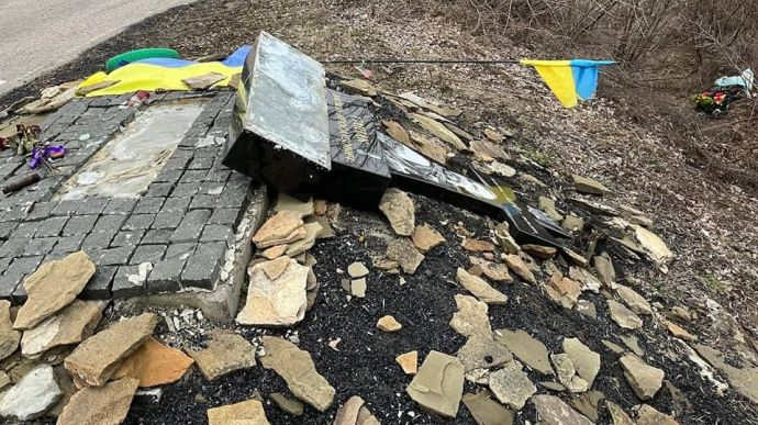 Російські окупанти вдруге зруйнували пам'ятник Василю Сліпаку на Донеччині