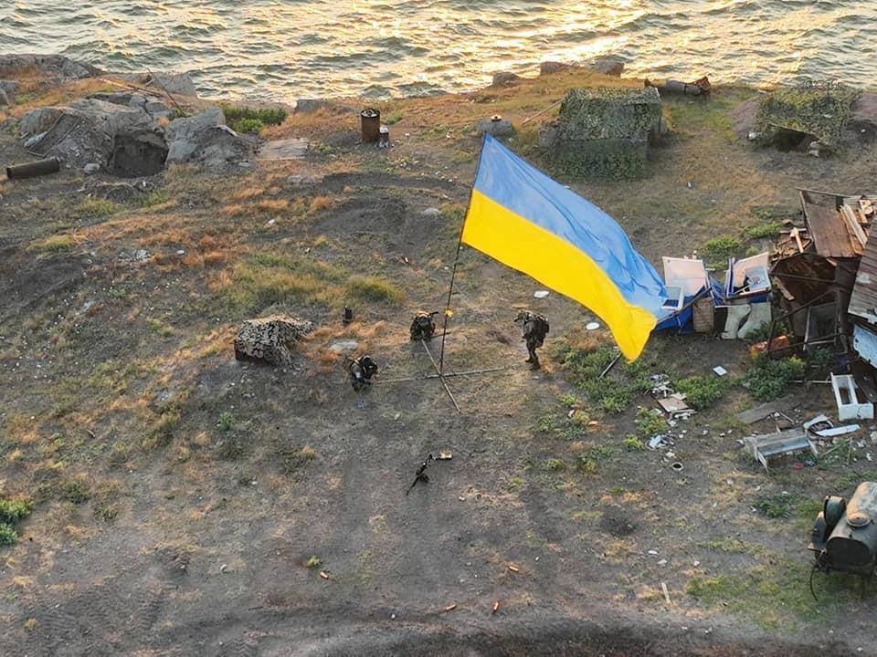 На Зміїному підняли український прапор (фото)