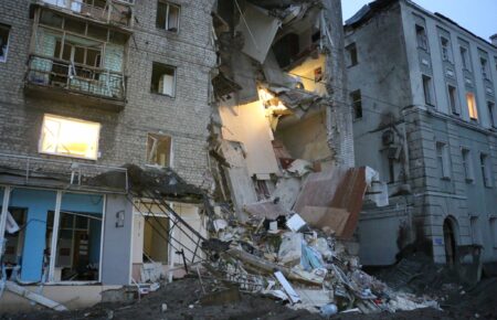Оккупанты обстреляли Харьков: частично разрушен жилой дом, из-под завалов спасли женщину (фото)