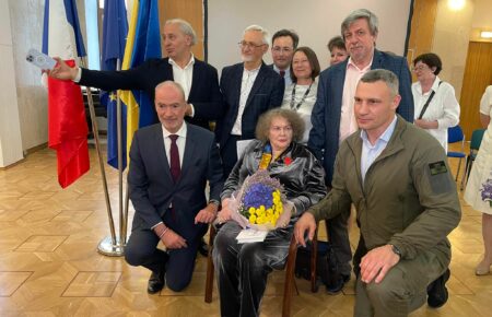 «Посвящаю его украинским воинам» — Лина Костенко получила Орден почетного легиона