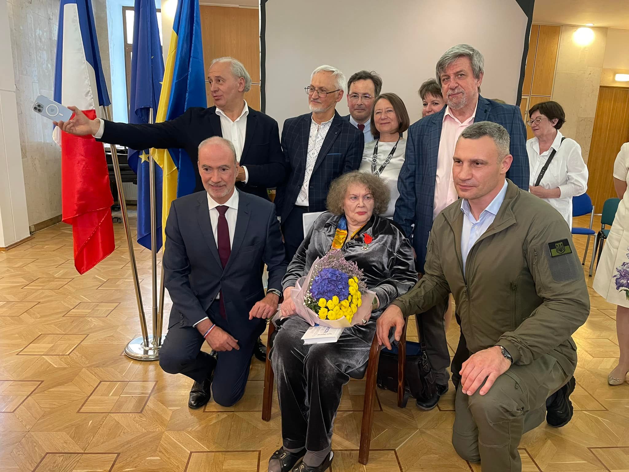 «Присвячую його українським воїнам» — Ліна Костенко отримала Орден почесного легіону