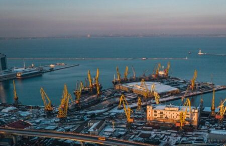 Внаслідок нічної атаки окупантів в Одесі пошкоджена портова інфраструктура