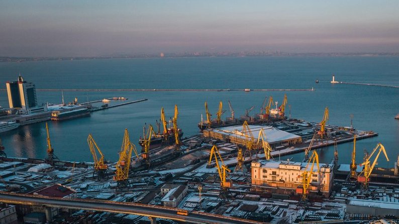 Внаслідок нічної атаки окупантів в Одесі пошкоджена портова інфраструктура