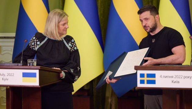 Прем'єрка Швеції передала Зеленському копію листа Карла ХІІ про визнання незалежності Запорізької Січі