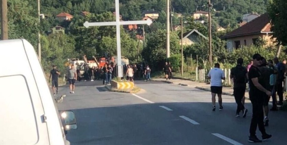 Загострення у Косово: серби будують барикади, лунають сирени (оновлено)