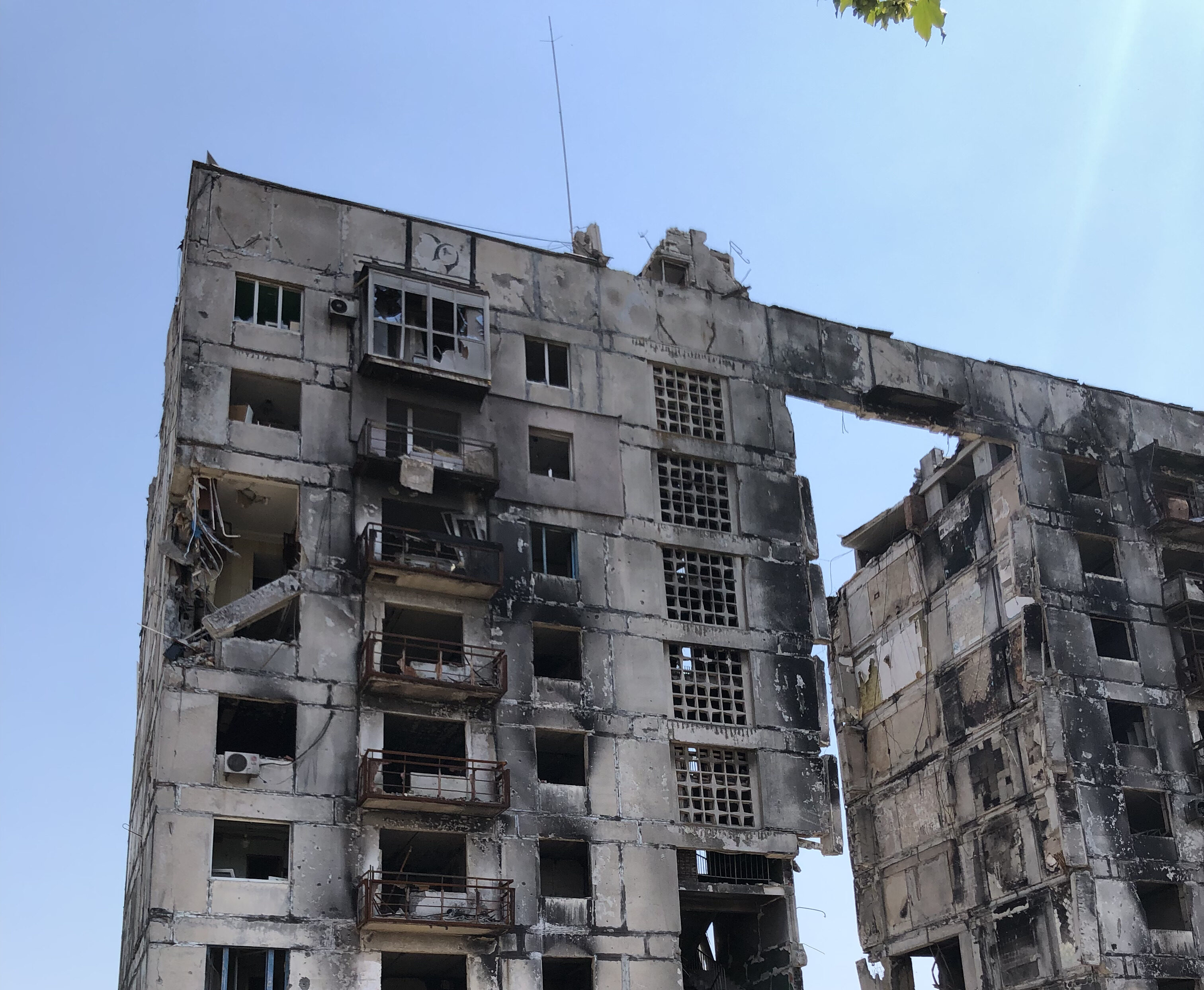 Росіяни зводять на околиці Маріуполя будинки з видом на зруйноване ними місто — депутат
