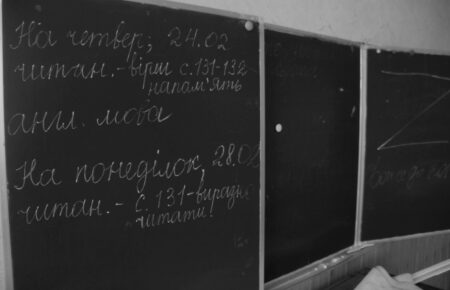 Сліди російських окупантів у школі та зруйновані будинки: фоторепортаж із Гостомеля