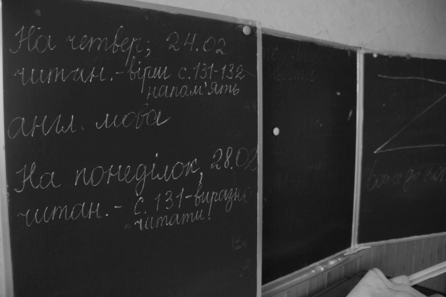 Сліди російських окупантів у школі та зруйновані будинки: фоторепортаж із Гостомеля