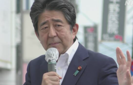 В Японии совершили покушение на экс-премьера Абэ, он умер в больнице (видео)