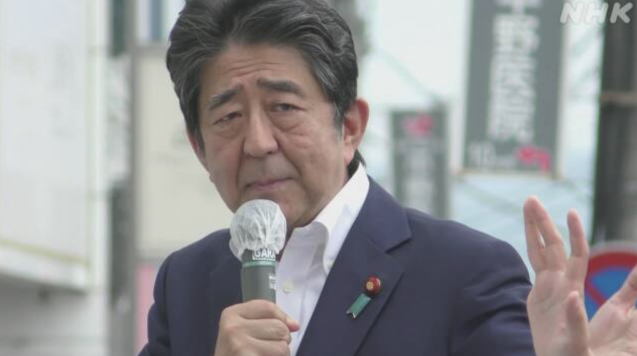 В Японии совершили покушение на экс-премьера Абэ, он умер в больнице (видео)