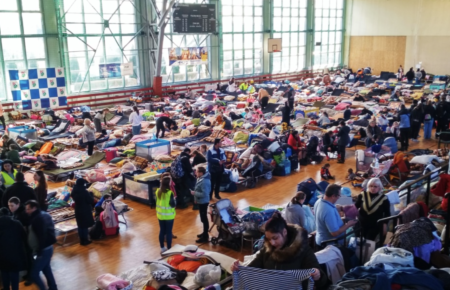 «На польских вокзалах стало больше беженцев из Украины — много людей из Винницы и Мариуполя» — волонтеры