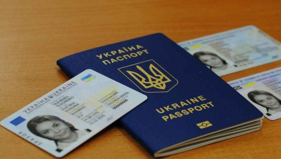 Украинские паспорта за границей можно будет получить с августа