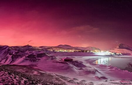 Небо над Антарктидою стало рожевим через січневе виверження вулкану на Тонга