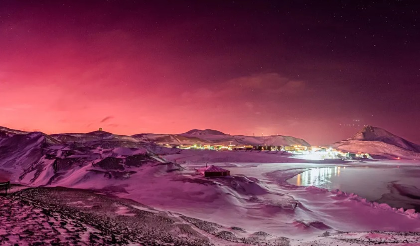 Небо над Антарктидою стало рожевим через січневе виверження вулкану на Тонга